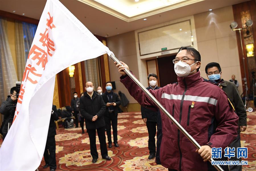 （新華全媒頭條&middot;圖文互動）（3）黨旗，高高飄揚在防控疫情斗爭第一線&mdash;&mdash;各級黨組織和廣大黨員干部投身疫情防控阻擊戰(zhàn)紀實