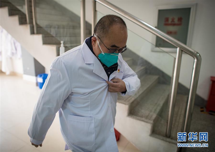 (新華全媒頭條·聚焦疫情防控·圖文互動)(1)拼漸凍生命 與疫魔競速——記疫情“風暴眼”中武漢金銀潭醫(yī)院院長張定宇