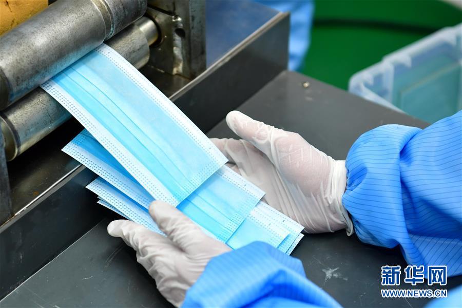 (聚焦疫情防控·圖文互動(dòng))(3)和時(shí)間賽跑——山西防疫緊缺物資生產(chǎn)一線見聞