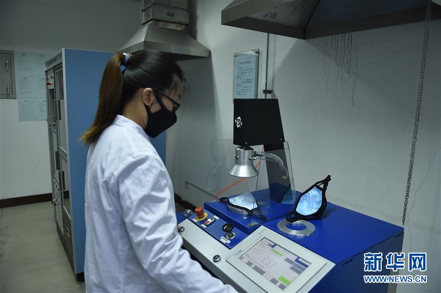 (聚焦疫情防控·圖文互動(dòng))(4)和時(shí)間賽跑——山西防疫緊缺物資生產(chǎn)一線見聞