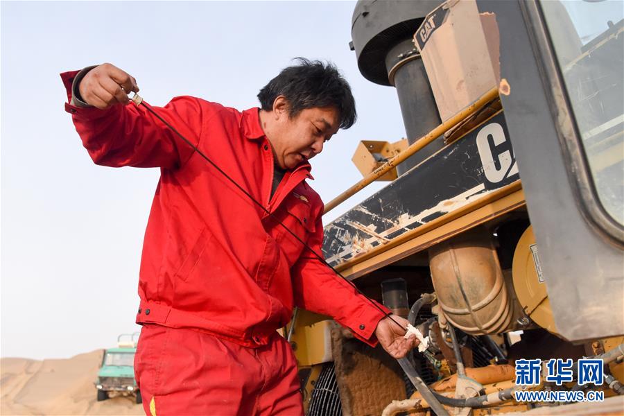 （新春走基層&middot;圖文互動(dòng)）（4）特寫：與車為伴，獨(dú)行沙海