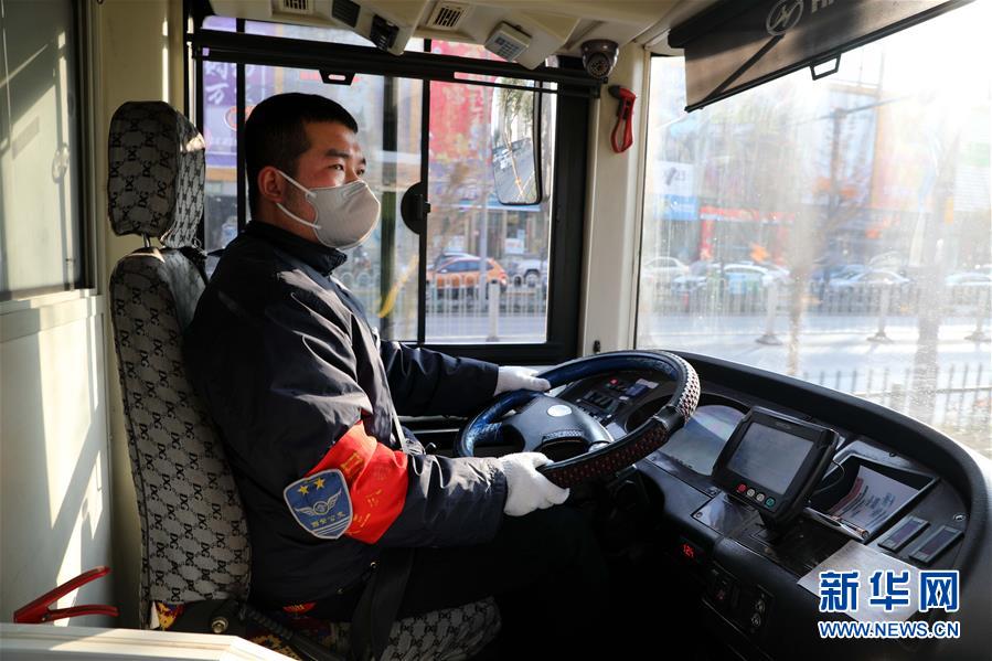 （聚焦疫情防控&middot;圖文互動(dòng)）（1）疫情下的公交司機(jī)：只要有一名乘客，我們也要堅(jiān)守！