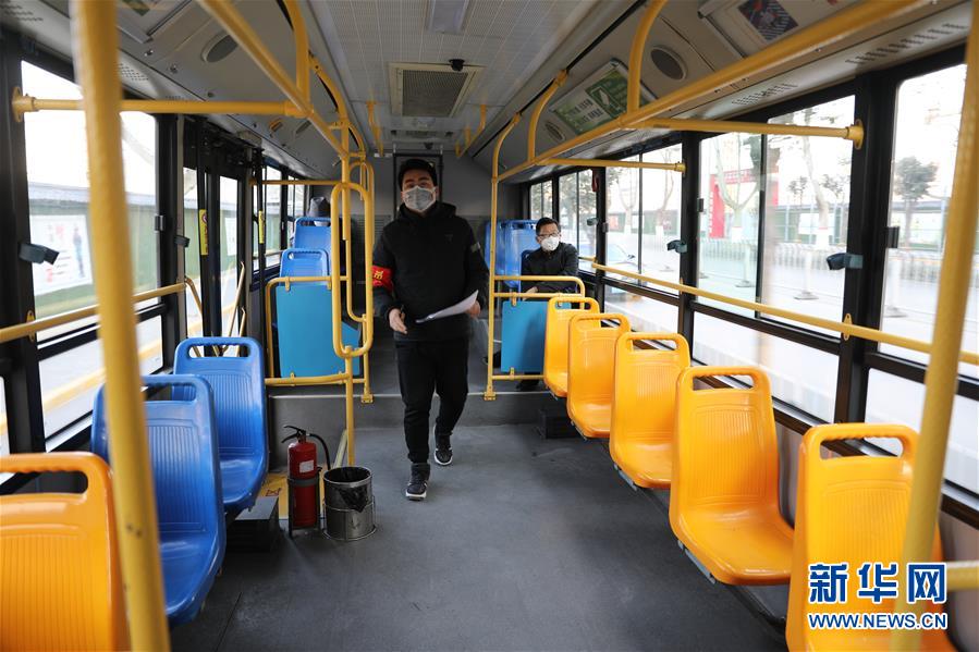 （聚焦疫情防控&middot;圖文互動(dòng)）（2）疫情下的公交司機(jī)：只要有一名乘客，我們也要堅(jiān)守！