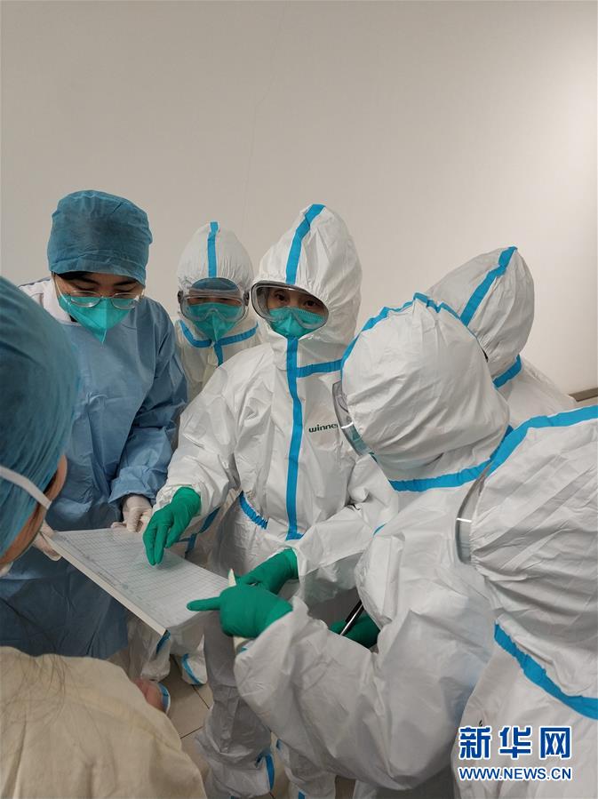 （新華全媒頭條&middot;圖文互動）（4）戰(zhàn)紅區(qū)！&mdash;&mdash;發(fā)生在武漢抗疫隔離病房內(nèi)的故事