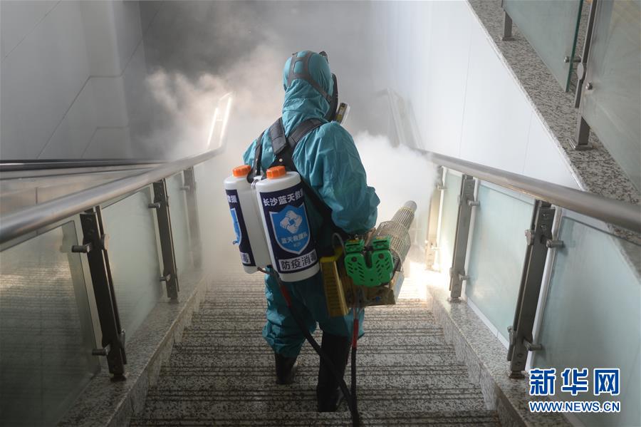 （聚焦疫情防控）（1）藍(lán)天志愿者的消毒戰(zhàn)&ldquo;疫&rdquo;