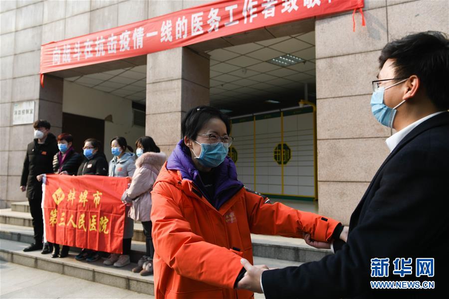 （在習(xí)近平新時(shí)代中國(guó)特色社會(huì)主義思想指引下&mdash;&mdash;新時(shí)代新作為新篇章&middot;習(xí)近平總書(shū)記關(guān)切事&middot;圖文互動(dòng)）（7）當(dāng)億萬(wàn)只手緊握在一起&hellip;&hellip;&mdash;&mdash;戰(zhàn)&ldquo;疫&rdquo;一線感受中國(guó)力量