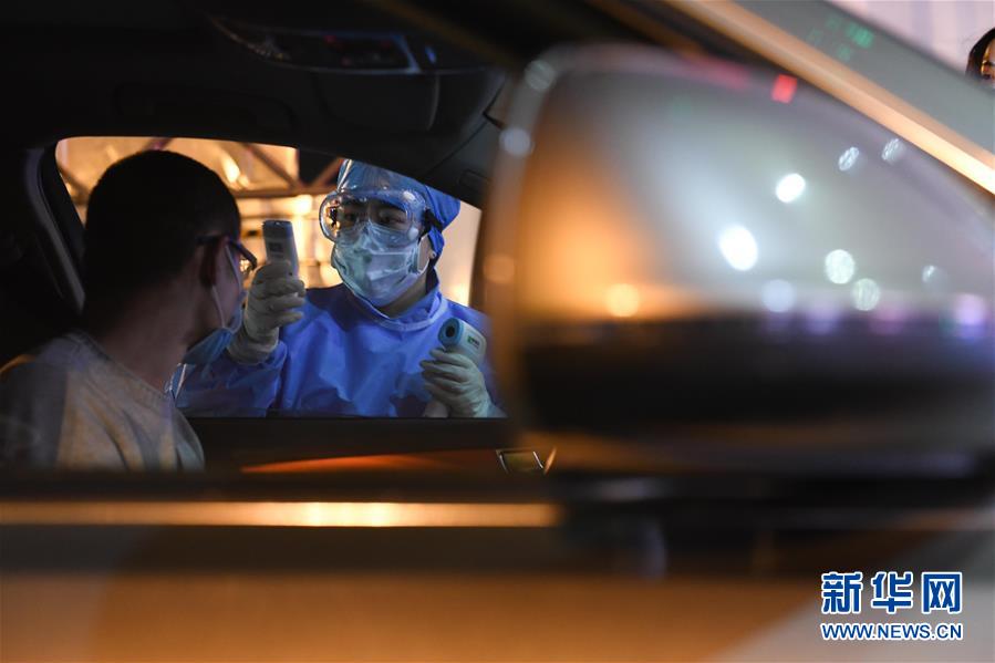 （在習(xí)近平新時(shí)代中國特色社會主義思想指引下&mdash;&mdash;新時(shí)代新作為新篇章&middot;習(xí)近平總書記關(guān)切事&middot;圖文互動）（6）當(dāng)億萬只手緊握在一起&hellip;&hellip;&mdash;&mdash;戰(zhàn)&ldquo;疫&rdquo;一線感受中國力量