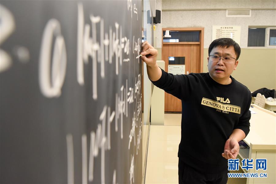 (聚焦疫情防控·圖文互動)(1)特寫:一個(gè)人的錄播