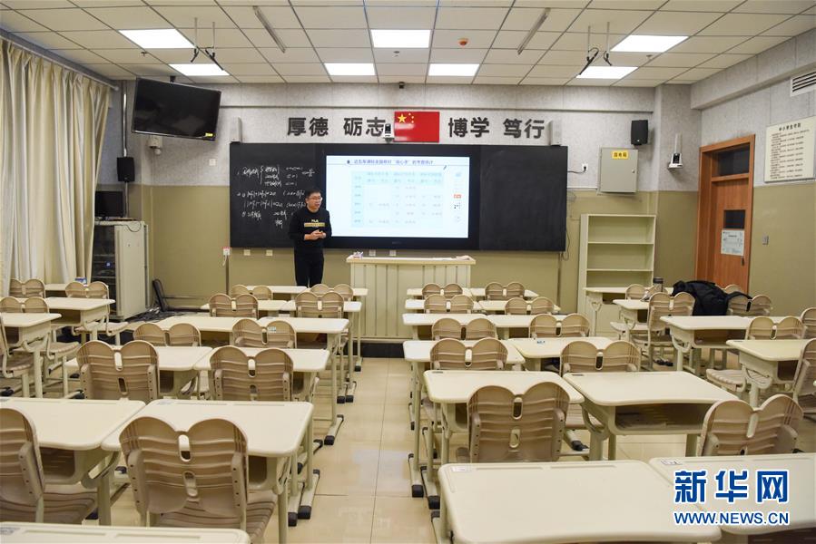 (聚焦疫情防控·圖文互動)(2)特寫:一個(gè)人的錄播