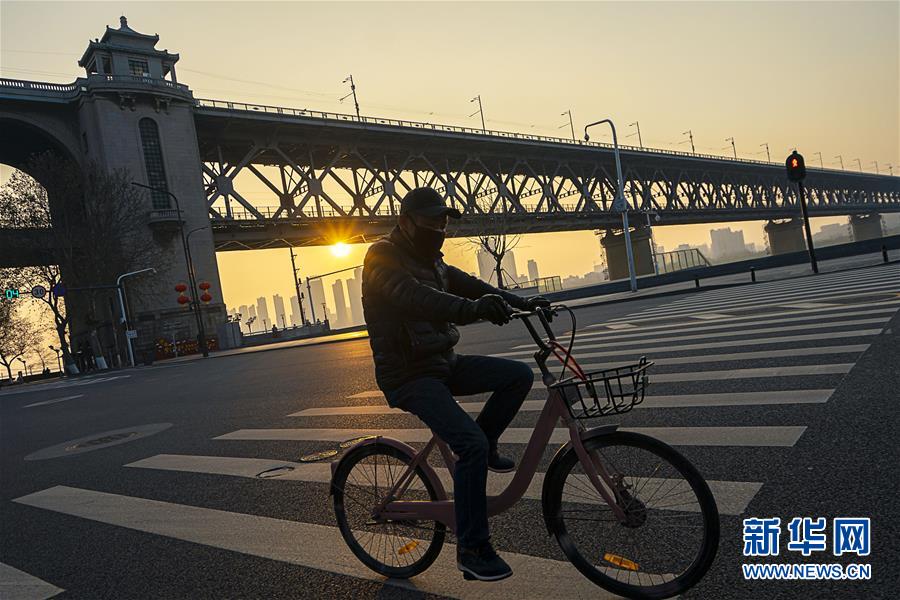 (新華全媒頭條·圖文互動)(5)人間至味是團圓——武漢庚子元宵節(jié)全紀錄