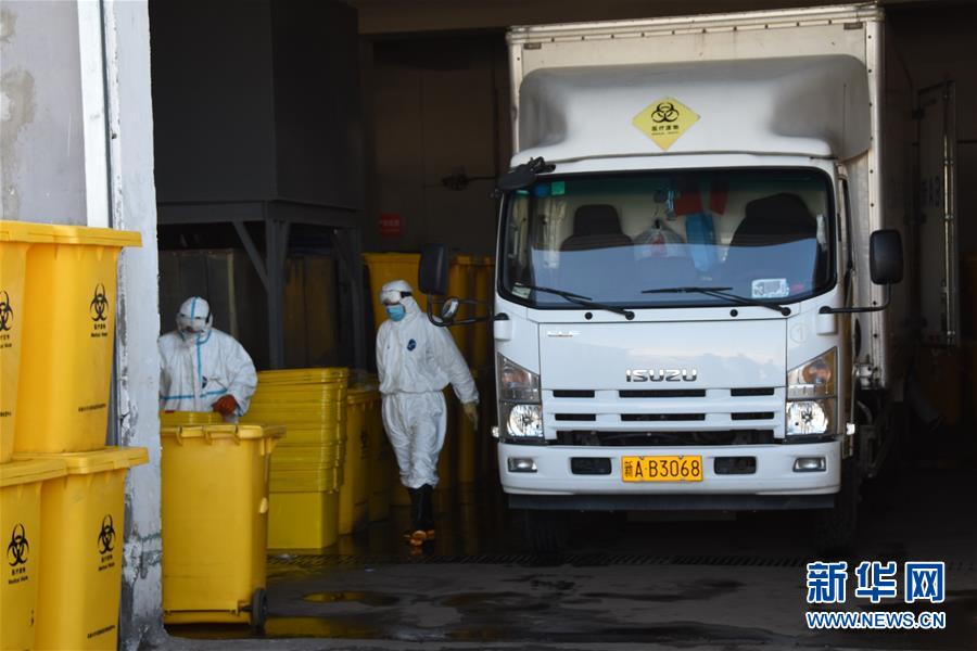 (聚焦疫情防控·圖文互動(dòng))(1)另類(lèi)“白衣戰(zhàn)士”:堅(jiān)守醫(yī)療廢物處置第一線(xiàn)