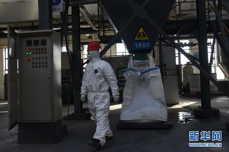 (聚焦疫情防控·圖文互動(dòng))(3)另類(lèi)“白衣戰(zhàn)士”:堅(jiān)守醫(yī)療廢物處置第一線(xiàn)