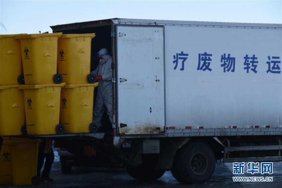 (聚焦疫情防控·圖文互動(dòng))(4)另類(lèi)“白衣戰(zhàn)士”:堅(jiān)守醫(yī)療廢物處置第一線(xiàn)