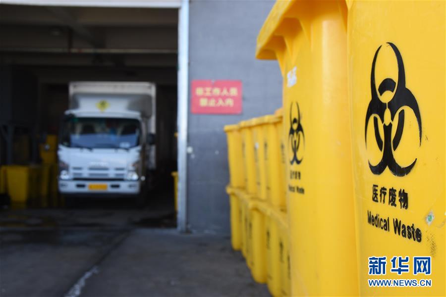 (聚焦疫情防控·圖文互動(dòng))(5)另類(lèi)“白衣戰(zhàn)士”:堅(jiān)守醫(yī)療廢物處置第一線(xiàn)