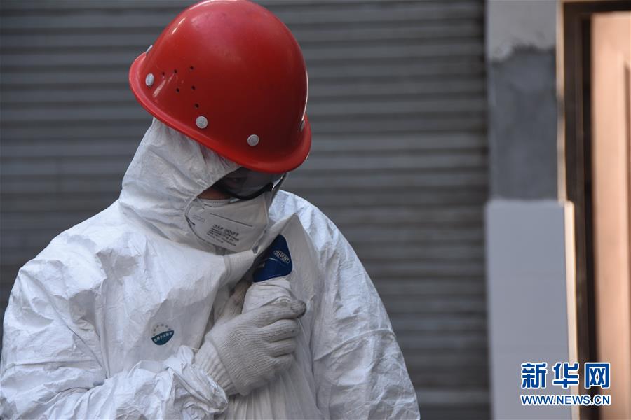(聚焦疫情防控·圖文互動(dòng))(7)另類(lèi)“白衣戰(zhàn)士”:堅(jiān)守醫(yī)療廢物處置第一線(xiàn)