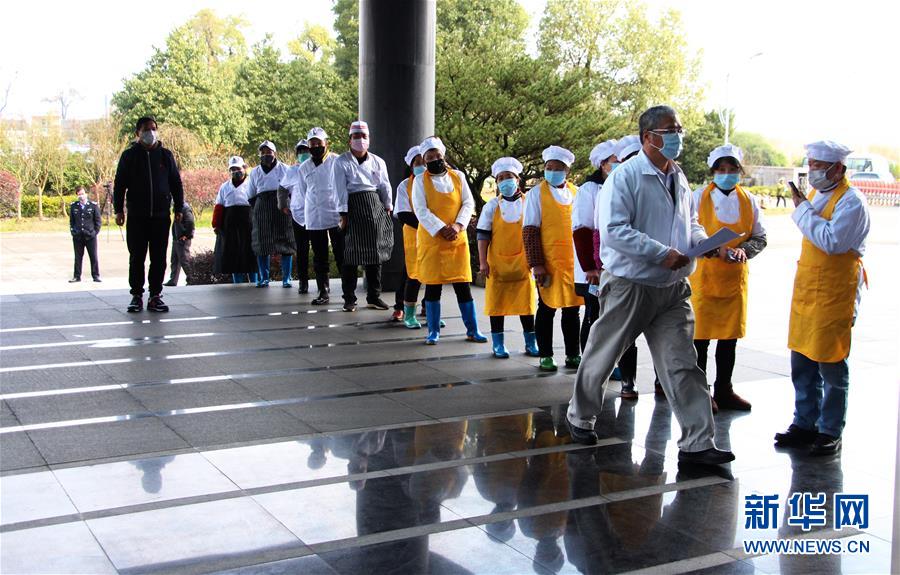 （來自經(jīng)濟前沿的故事&middot;企業(yè)復(fù)工復(fù)產(chǎn)&middot;圖文互動）（2）看1500多名工人是如何復(fù)工的？&mdash;&mdash;湖南郴州一家企業(yè)復(fù)工目擊記 