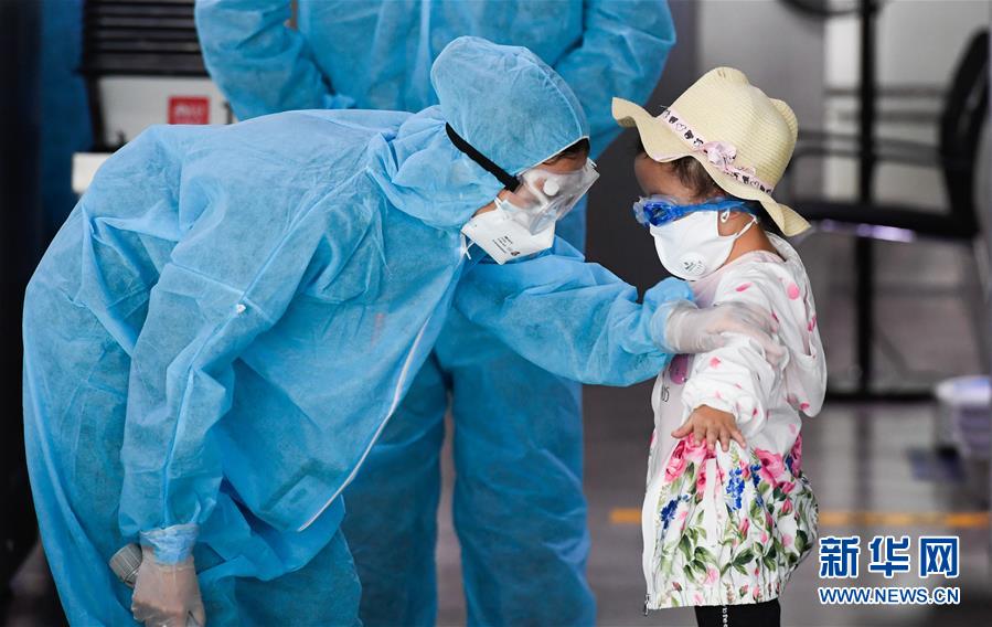 (社會)(2)海南三亞:湖北百余名滯留旅客包機返程