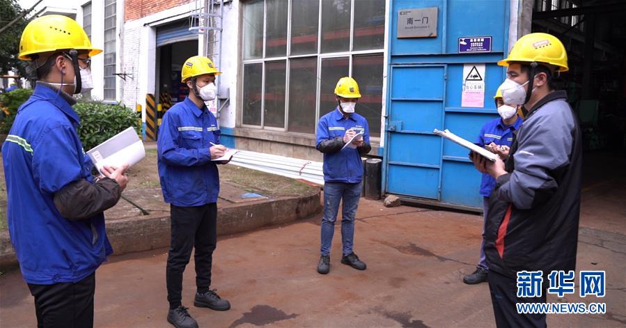 （來自經(jīng)濟(jì)前沿的故事&middot;企業(yè)復(fù)工復(fù)產(chǎn)&middot;圖文互動）（3）戴口罩、測體溫進(jìn)公司&mdash;&mdash;廣西柳工復(fù)工見聞