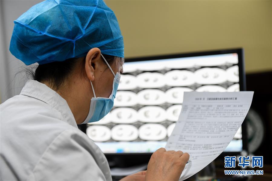 (聚焦疫情防控·圖文互動(dòng))(4)特寫(xiě):遠(yuǎn)程醫(yī)療中心里的生命接力