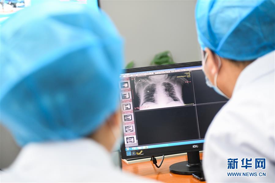 (聚焦疫情防控·圖文互動(dòng))(5)特寫(xiě):遠(yuǎn)程醫(yī)療中心里的生命接力