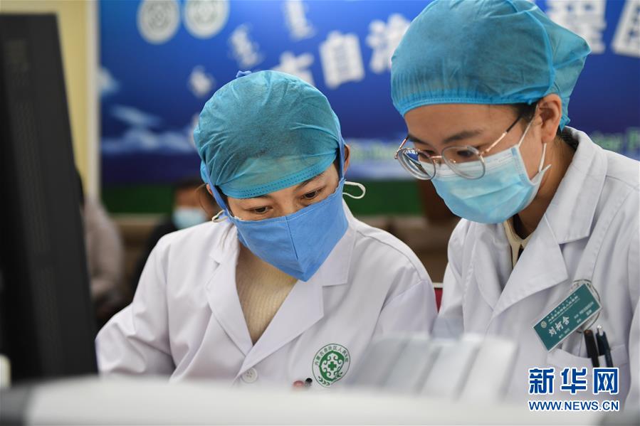 (聚焦疫情防控·圖文互動(dòng))(6)特寫(xiě):遠(yuǎn)程醫(yī)療中心里的生命接力