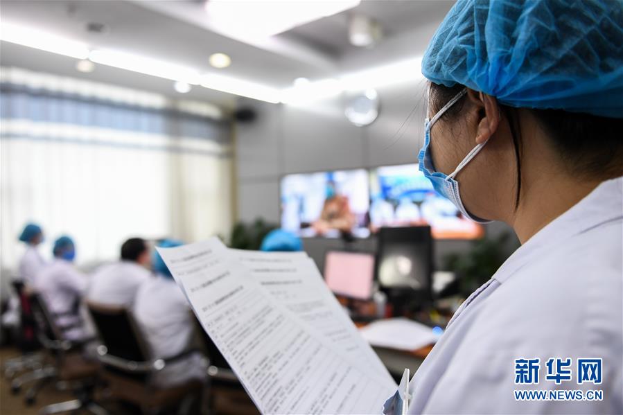 (聚焦疫情防控·圖文互動(dòng))(7)特寫(xiě):遠(yuǎn)程醫(yī)療中心里的生命接力