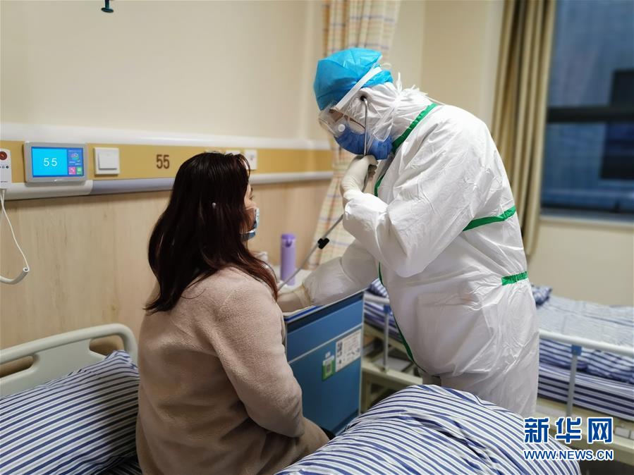 （新華全媒頭條&middot;圖文互動）（4）滄海橫流顯本色　戰(zhàn)&ldquo;疫&rdquo;一線黨旗紅&mdash;&mdash;全國各領域基層黨組織和廣大黨員奮力打好疫情防控阻擊戰(zhàn)（1）