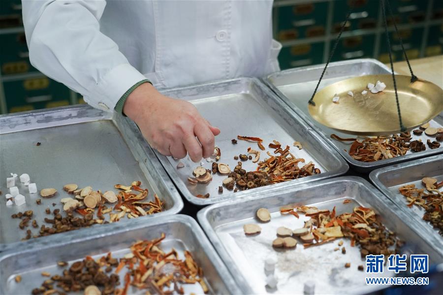 （聚焦疫情防控&middot;圖文互動）（5）參與救治新冠肺炎確診病例超八成&mdash;&mdash;中醫(yī)藥在抗擊疫情中貢獻力量