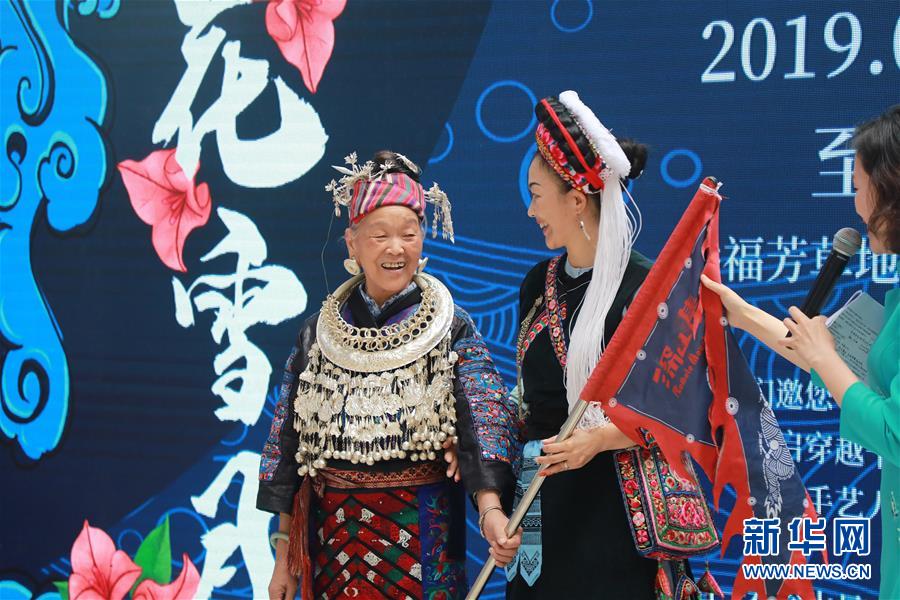 （脫貧攻堅(jiān)風(fēng)采錄&middot;帶頭人&middot;圖文互動）（1）背著娃繡著花 養(yǎng)活自己養(yǎng)活家&mdash;&mdash;夏華和13000名大山繡娘的&ldquo;中國夢&rdquo;