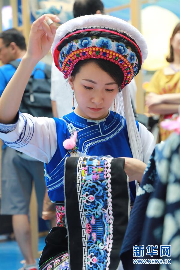 （脫貧攻堅(jiān)風(fēng)采錄&middot;帶頭人&middot;圖文互動）（3）背著娃繡著花 養(yǎng)活自己養(yǎng)活家&mdash;&mdash;夏華和13000名大山繡娘的&ldquo;中國夢&rdquo;