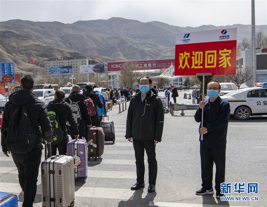 (聚焦疫情防控·圖文互動)(3)“我們也想著早日復(fù)工”——127名農(nóng)民工乘坐包機返藏復(fù)工側(cè)記