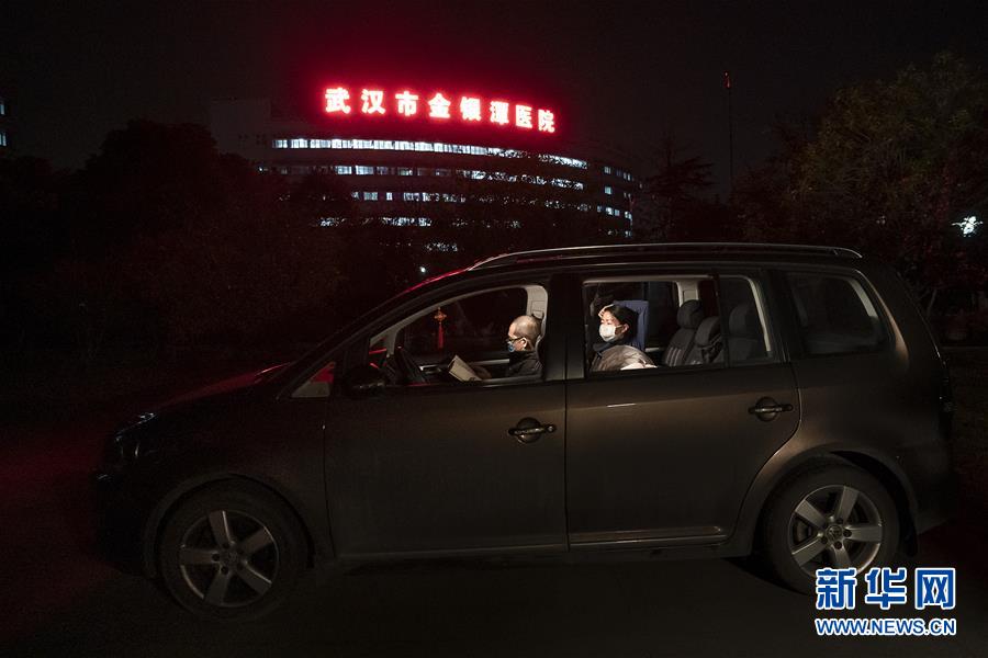（一線抗疫群英譜&middot;圖文互動）（1）特寫：為節(jié)省10分鐘，這對醫(yī)護夫妻&ldquo;以車為家&rdquo;