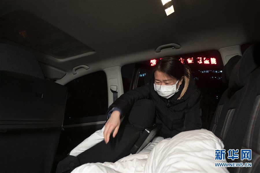 （一線抗疫群英譜&middot;圖文互動）（2）特寫：為節(jié)省10分鐘，這對醫(yī)護夫妻&ldquo;以車為家&rdquo;