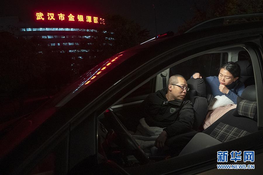 （一線抗疫群英譜&middot;圖文互動）（3）特寫：為節(jié)省10分鐘，這對醫(yī)護夫妻&ldquo;以車為家&rdquo;