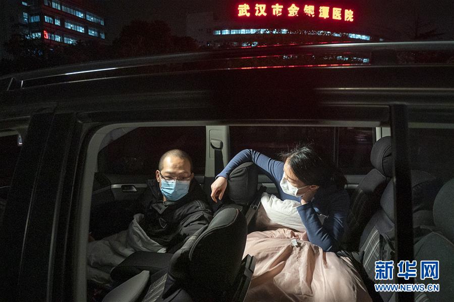 （一線抗疫群英譜&middot;圖文互動）（4）特寫：為節(jié)省10分鐘，這對醫(yī)護夫妻&ldquo;以車為家&rdquo;