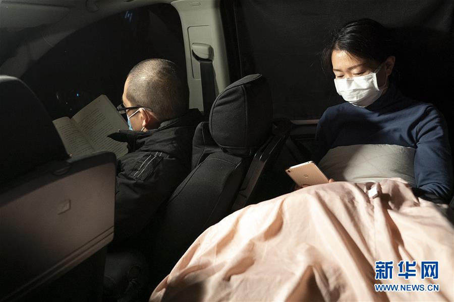 （一線抗疫群英譜&middot;圖文互動）（5）特寫：為節(jié)省10分鐘，這對醫(yī)護夫妻&ldquo;以車為家&rdquo;