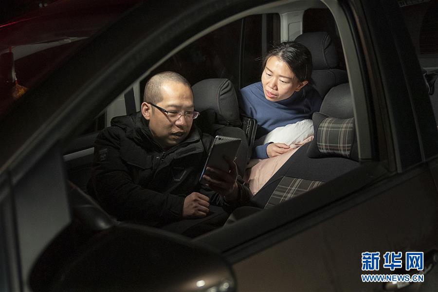 （一線抗疫群英譜&middot;圖文互動）（7）特寫：為節(jié)省10分鐘，這對醫(yī)護夫妻&ldquo;以車為家&rdquo;