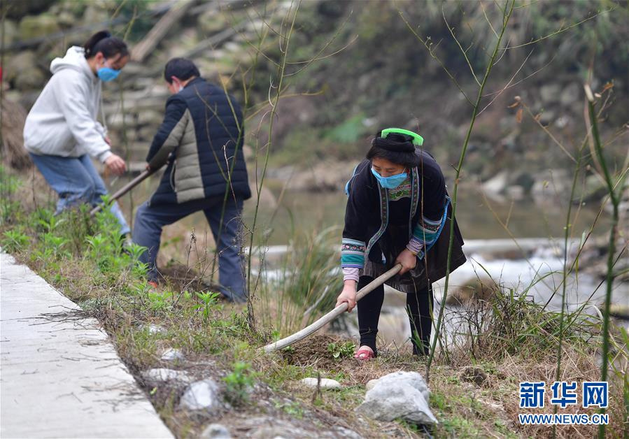 （社會(huì)）（1）苗山脫貧影像志&mdash;&mdash;春天里，她們種下新希望