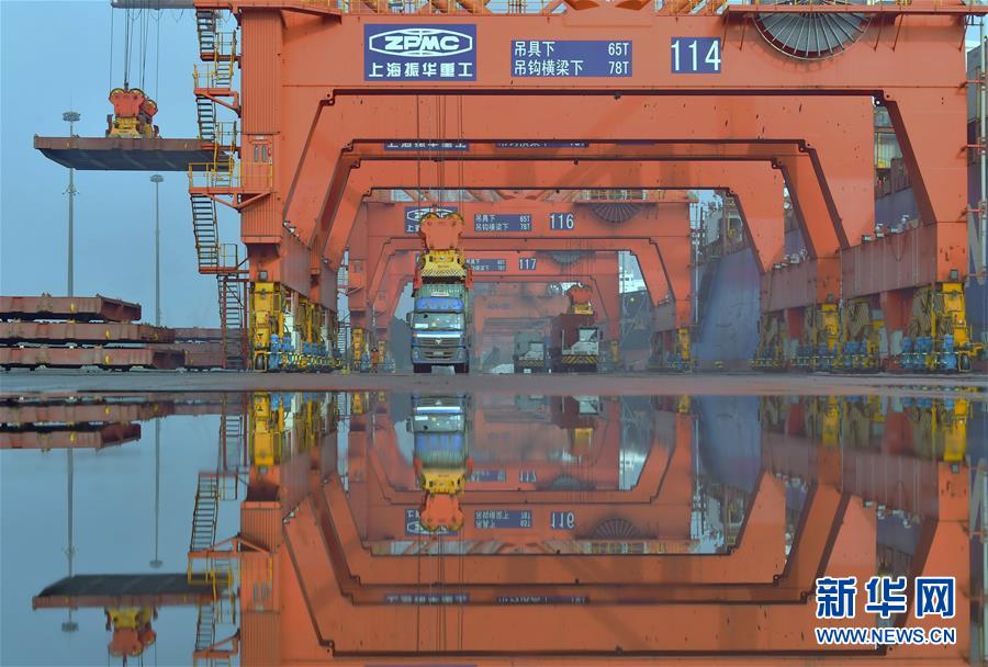 (新華全媒頭條·圖文互動)(14)磨難壓不垮 奮起正當時——習近平總書記在統(tǒng)籌推進新冠肺炎疫情防控和經(jīng)濟社會發(fā)展工作部署會議上的重要講話振奮人心凝聚力量