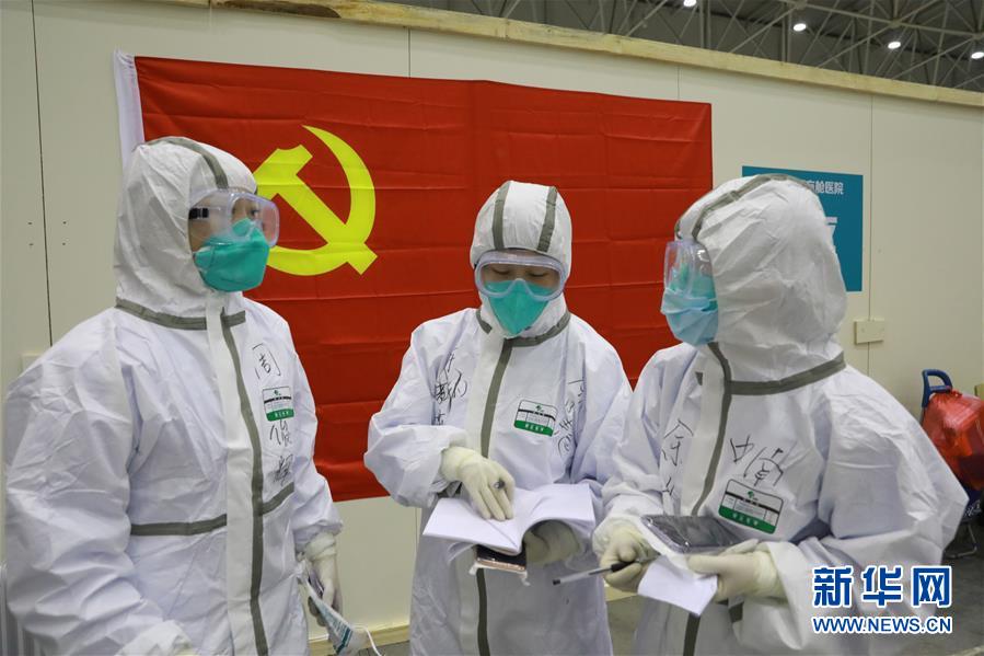 (新華全媒頭條·圖文互動(dòng))(2)滄海橫流 英雄本色——致敬抗疫一線(xiàn)的勇士們