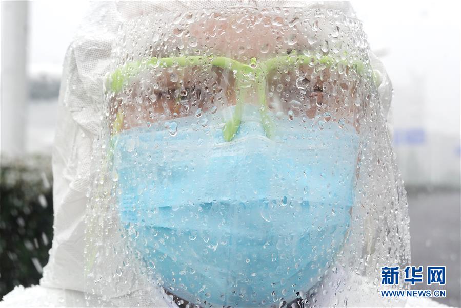 (新華全媒頭條·圖文互動(dòng))(6)滄海橫流 英雄本色——致敬抗疫一線(xiàn)的勇士們