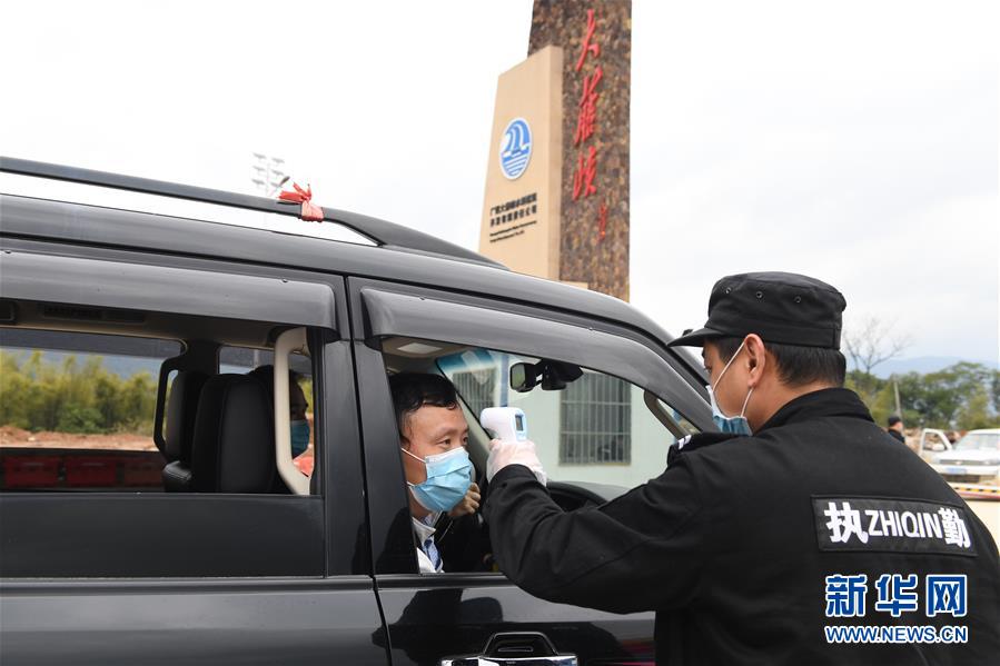 （抓好經(jīng)濟(jì)發(fā)展 應(yīng)對復(fù)雜局面&middot;圖文互動）（3）把疫情造成的損失降到最小&mdash;&mdash;廣西生產(chǎn)一線見聞