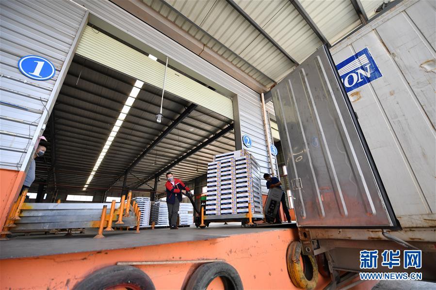 (圖文互動)(2)展會變直播 員工變網(wǎng)紅——千億元家具產(chǎn)業(yè)別樣復(fù)工復(fù)產(chǎn)路