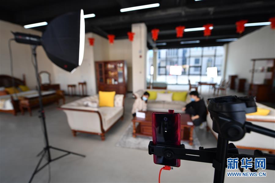 (圖文互動)(5)展會變直播 員工變網(wǎng)紅——千億元家具產(chǎn)業(yè)別樣復(fù)工復(fù)產(chǎn)路