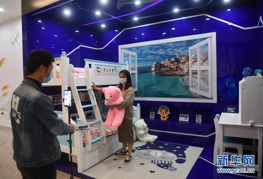 (圖文互動)(9)展會變直播 員工變網(wǎng)紅——千億元家具產(chǎn)業(yè)別樣復(fù)工復(fù)產(chǎn)路