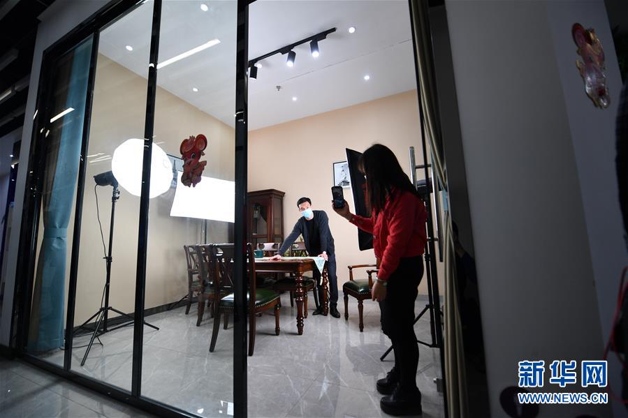 (圖文互動)(10)展會變直播 員工變網(wǎng)紅——千億元家具產(chǎn)業(yè)別樣復(fù)工復(fù)產(chǎn)路