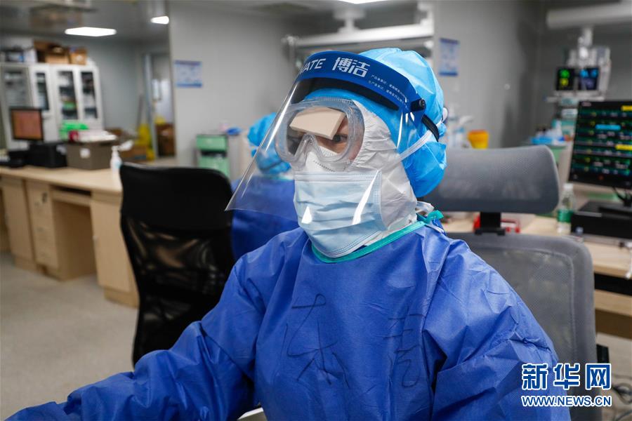 (一線(xiàn)抗疫群英譜·圖文互動(dòng))(2)嫻靜少言 不慕榮利——記火神山醫(yī)院重癥醫(yī)學(xué)一科護(hù)士長(zhǎng)陳靜