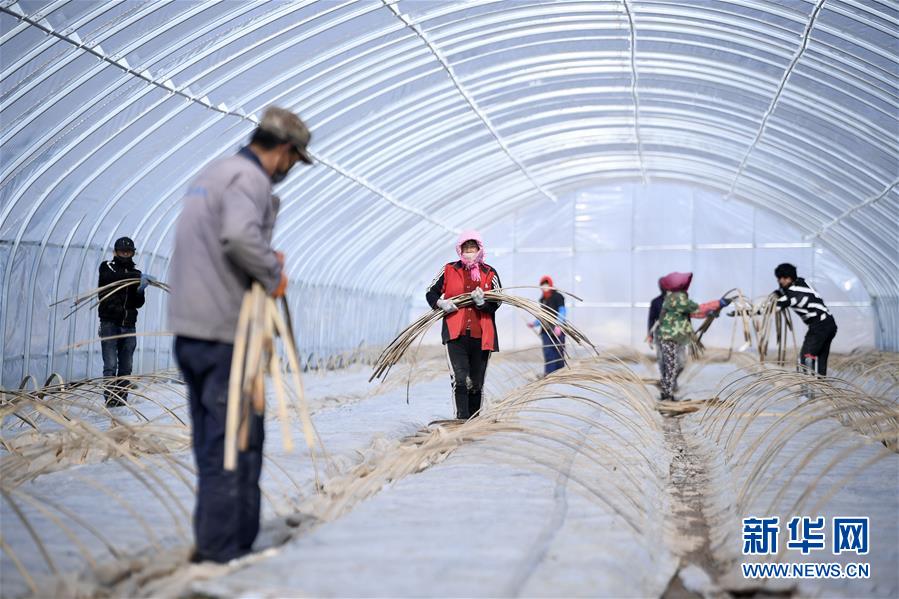 （在習(xí)近平新時(shí)代中國特色社會(huì)主義思想指引下&mdash;&mdash;新時(shí)代新作為新篇章&middot;習(xí)近平總書記關(guān)切事&middot;圖文互動(dòng)）（1）戰(zhàn)&ldquo;疫&rdquo;戰(zhàn)&ldquo;貧&rdquo;都要贏&mdash;&mdash;脫貧攻堅(jiān)一線打響兩場硬仗