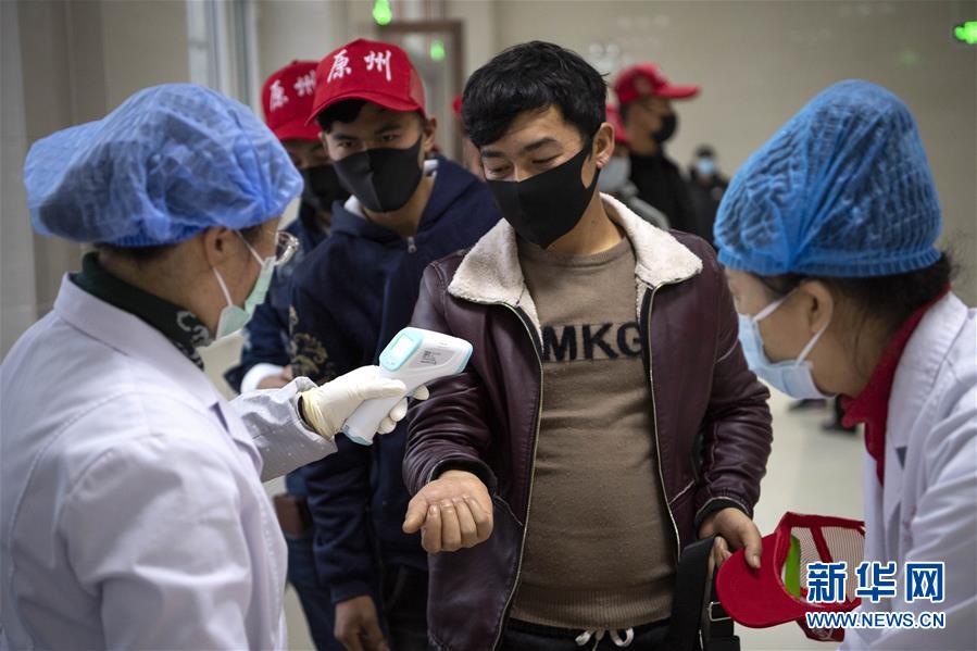 （在習(xí)近平新時(shí)代中國特色社會(huì)主義思想指引下&mdash;&mdash;新時(shí)代新作為新篇章&middot;習(xí)近平總書記關(guān)切事&middot;圖文互動(dòng)）（5）戰(zhàn)&ldquo;疫&rdquo;戰(zhàn)&ldquo;貧&rdquo;都要贏&mdash;&mdash;脫貧攻堅(jiān)一線打響兩場硬仗