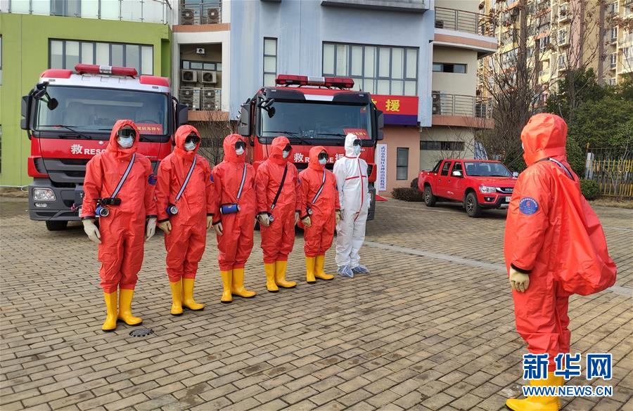 (新華全媒頭條·圖文互動)(1)“疫”線閃耀“火焰藍”——記奮戰(zhàn)湖北抗疫一線的消防救援隊伍
